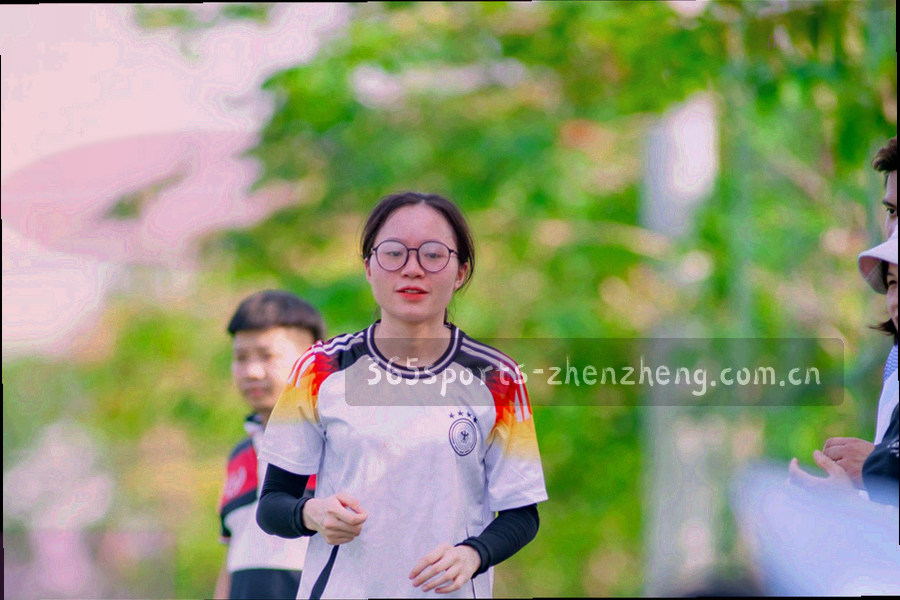 数据同步与核验流程的抽象图，方块沿折线推进并在末端汇聚